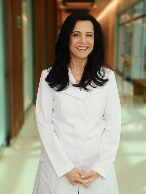 Dra. Cynthia Moraes em seu consultório